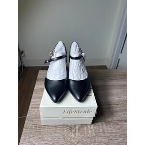 NIB Lifestride w/ Soft System Black Closed Toed Dance Shoe with 2.5" Heel Sz 7.5